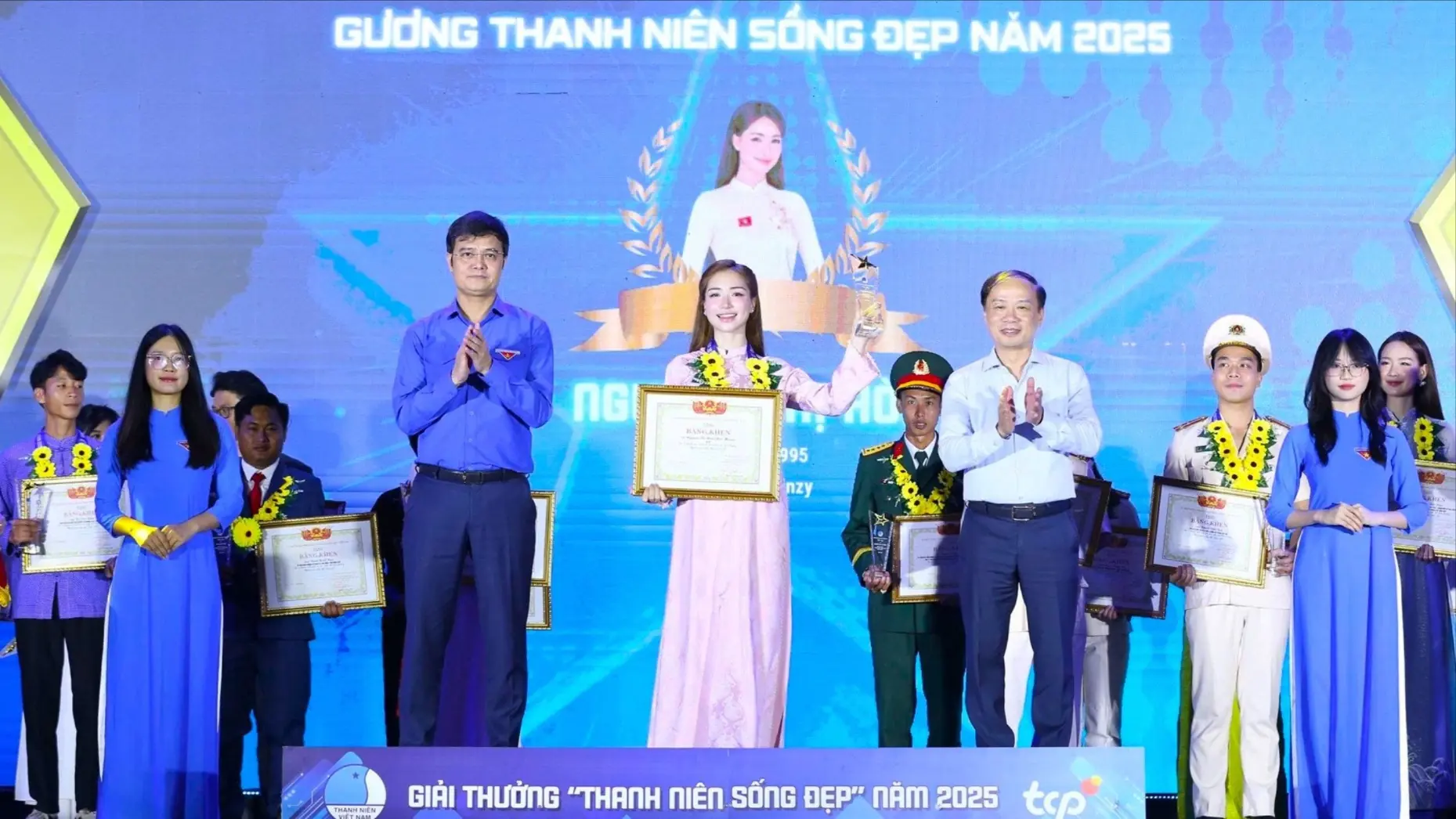 Hòa Minzy, Đức Phúc là 'Thanh niên sống đẹp 2025'